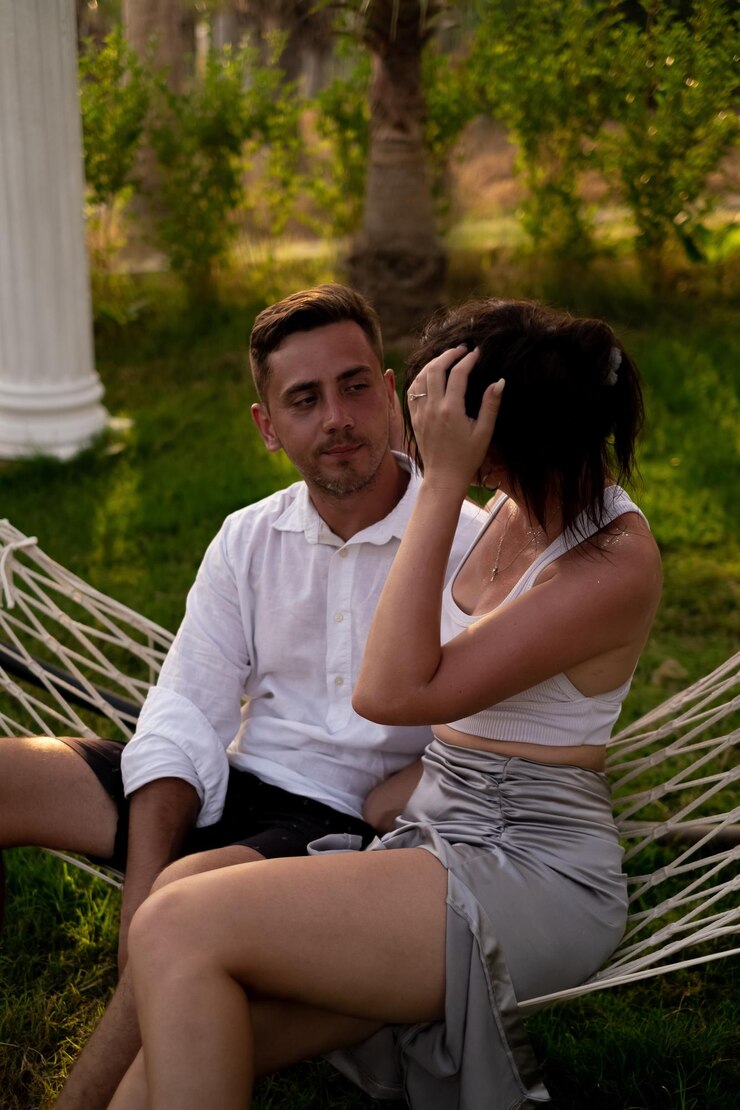 Foto casal rindo deitado juntos em uma hamaca em um dia de verão tardio lua-de-mel dia de são valentim