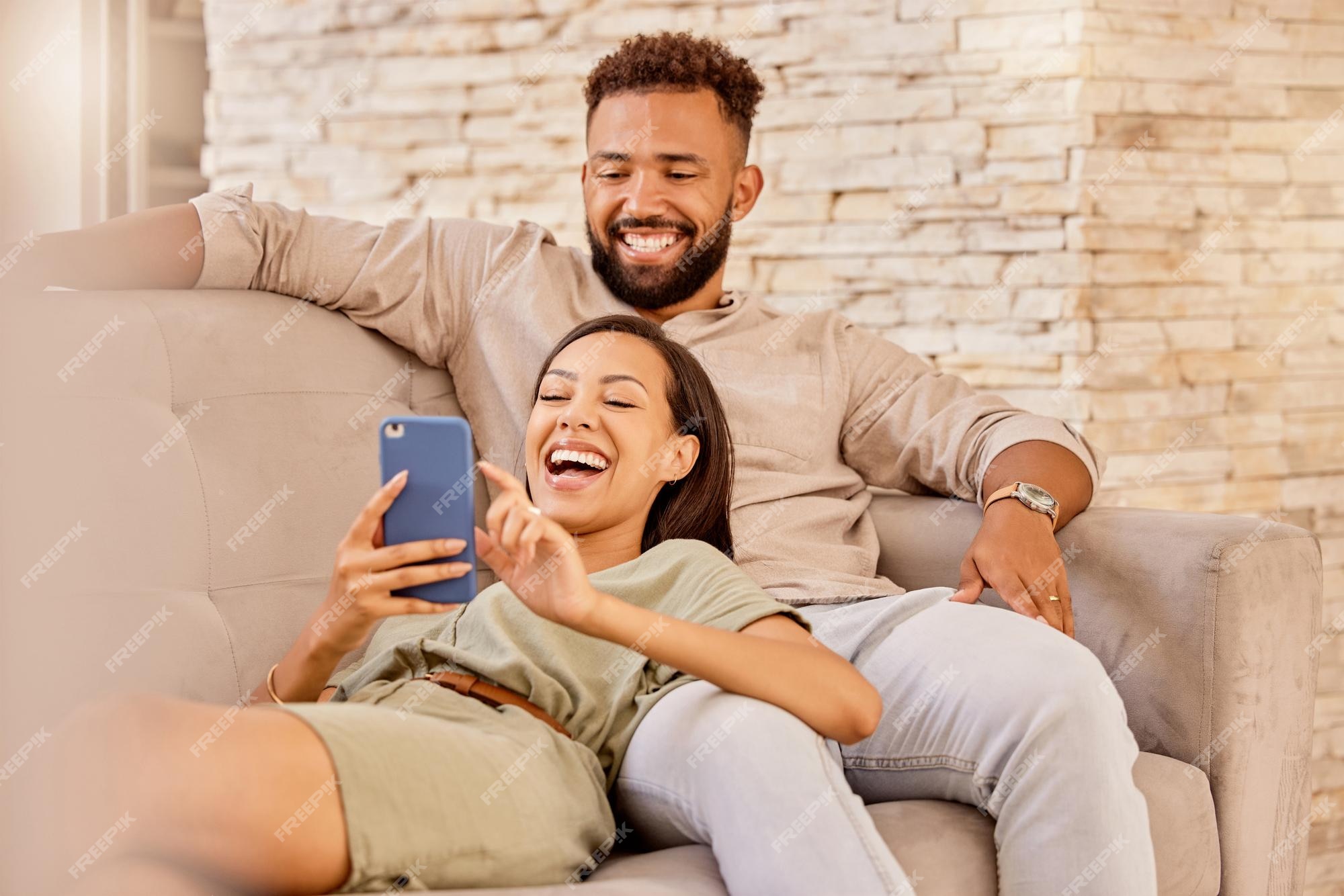 Telefone de casal inter-racial e rindo para piadas engraçadas de mídia  social ou meme com café no café homem e mulher felizes compartilham risadas  olhando para smartphone móvel com conexão 5g para entretenimento