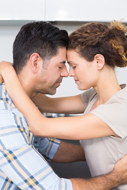 Casal romântico abraçando com os olhos fechados