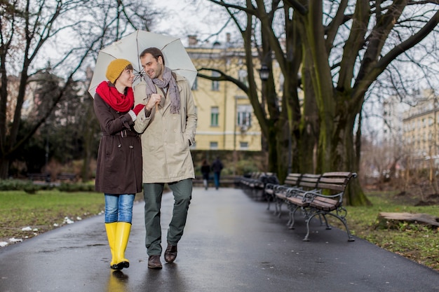 Casal romântico andando na chuva