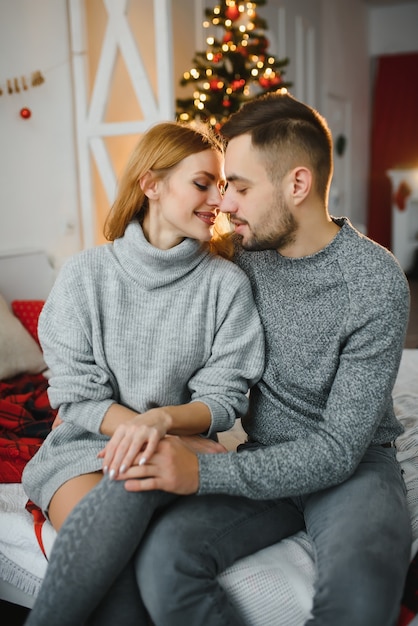 Casal romântico apaixonado e feliz com o romance passando a noite de natal juntos