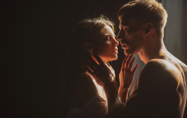 Casal romântico apaixonado olhando um ao outro abraçando e beijando em fundo preto lindo lo