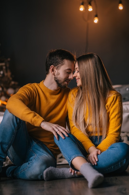 Casal romântico apaixonado olhando um para o outro história de amor