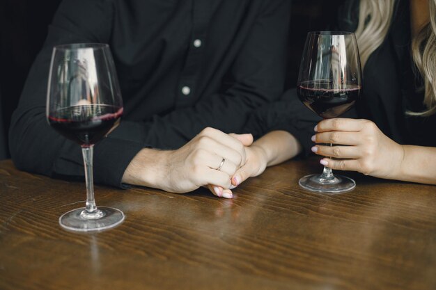 Casal romântico bebendo vinho no restaurante
