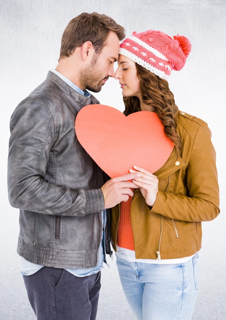 Foto casal romântico com cara a cara segurando o coração