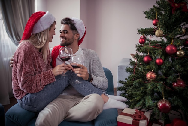 Casal romântico com vinho tinto em casa