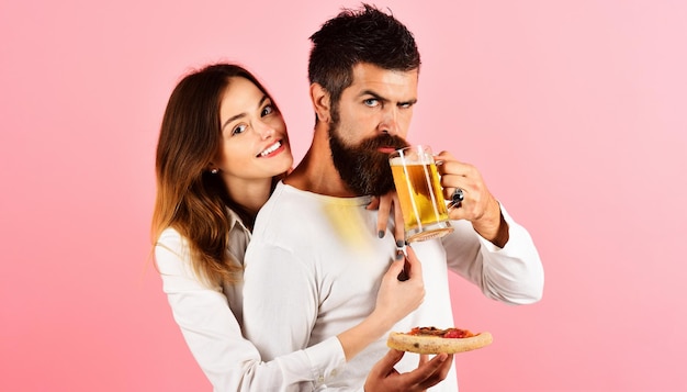 Casal romântico come pizza e bebendo cerveja amigos sorridentes em roupas casuais jantam juntos