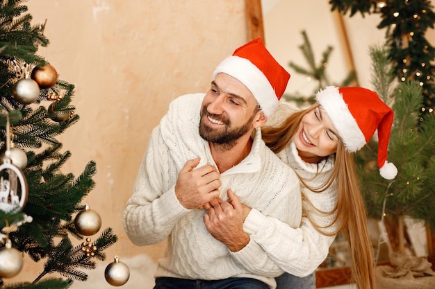 Casal romântico comemorando o natal juntos em casa