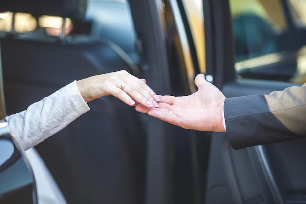 Casal romântico de mãos dadas Amantes ou jovem casal recém-casado no tema do casamento romântico