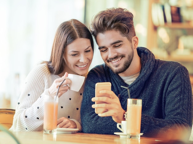 Casal romântico descansando no café