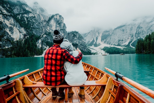 Casal romântico em um barco no lago