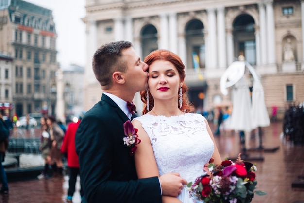 Casal romântico europeu feliz comemorando seu casamento