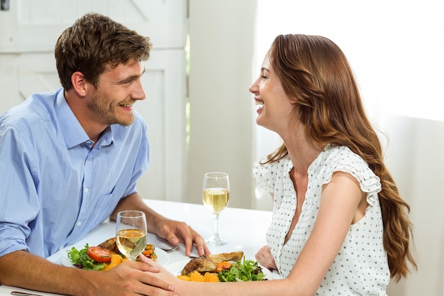 Casal romântico feliz almoçando