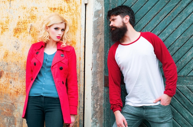 Casal romântico lindo casal apaixonado namoro ao ar livre