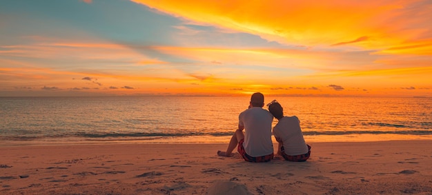 Casal romântico na praia assistindo o pôr do sol colorido Romance Seascape ama o conceito de lua de mel