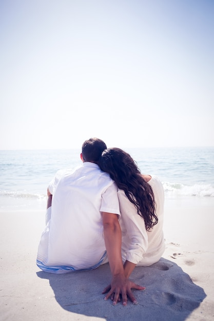 Casal romântico na praia