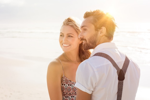 Casal romântico na praia