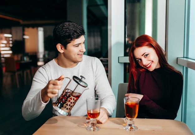 Casal romântico namorando em pub à noite