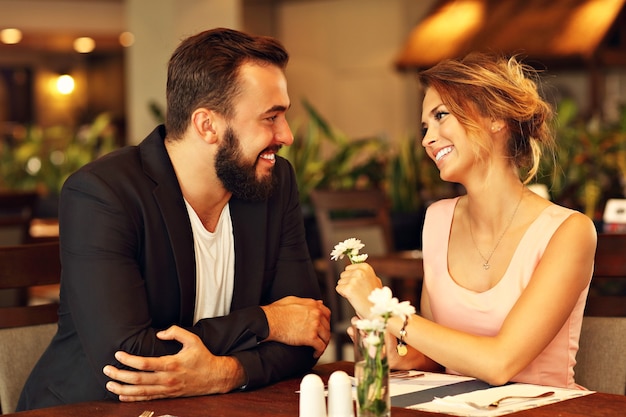 casal romântico namorando em restaurante