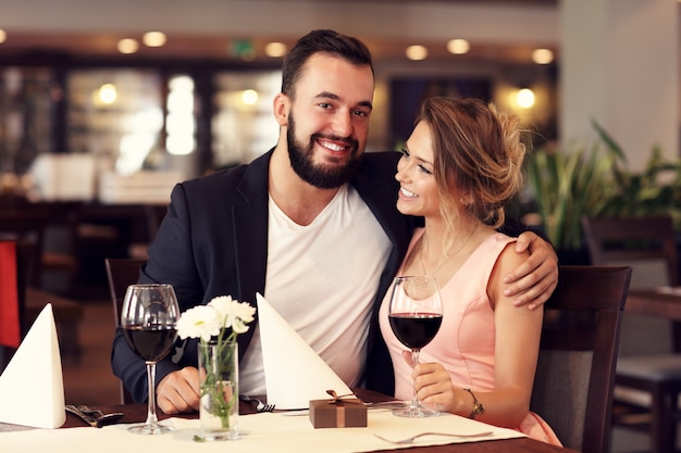 Casal romântico namorando em restaurante