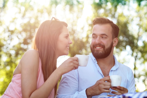 Casal romântico no café