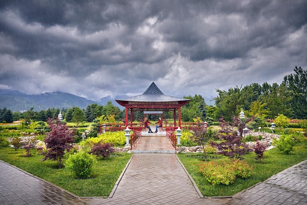 Casal romântico no pagode japonês