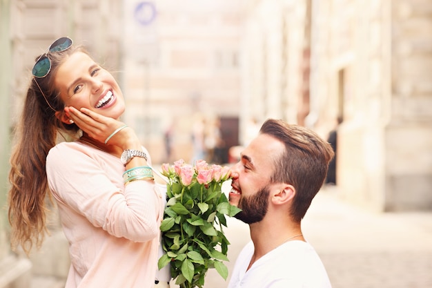 casal romântico noivando na cidade