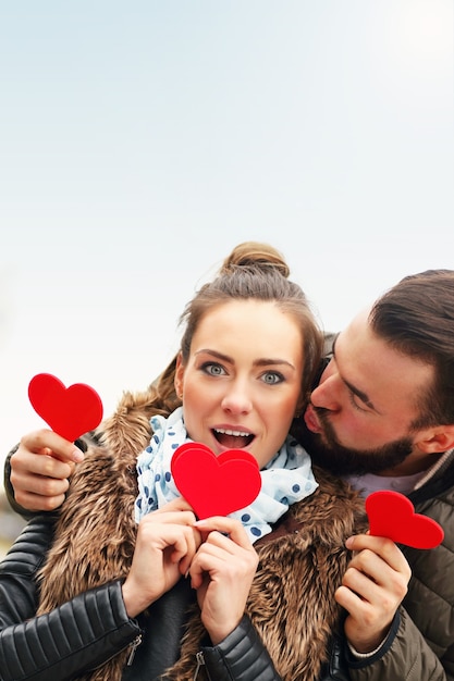 Foto casal romântico se divertindo com o coração