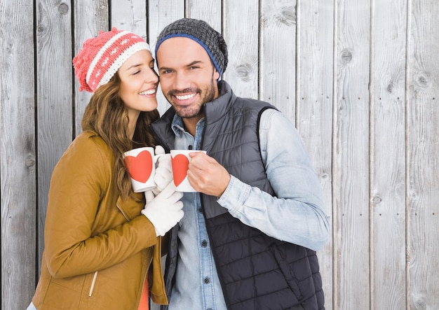 Casal romântico segurando canecas de café