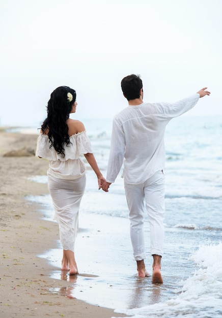 Casal romântico sentado na praia