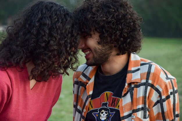 Casal romântico sentado no parque beijando