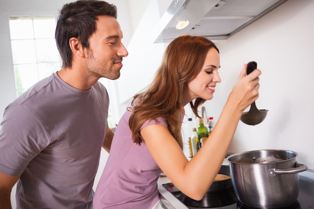 Casal saboreando o jantar