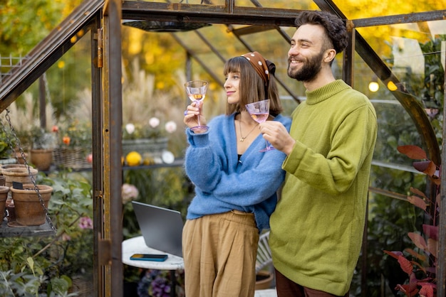 Casal sai junto com vinho no jardim