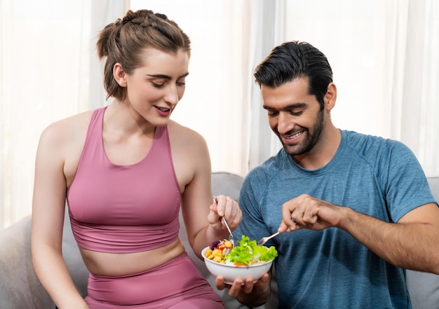 Casal saudável, esportivo e vegetariano em roupas esportivas com vegan em casa alegre