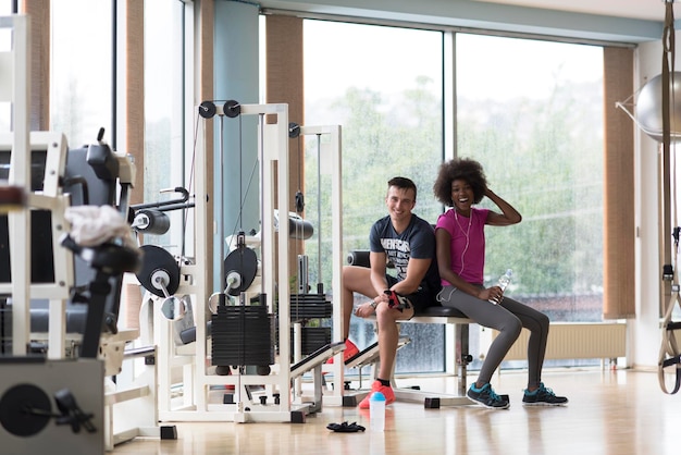 casal saudável tem pausa no crossfit ginásio mulher afro-americana com penteado afro