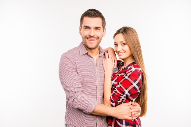 Casal se abraçando alegre e apaixonado