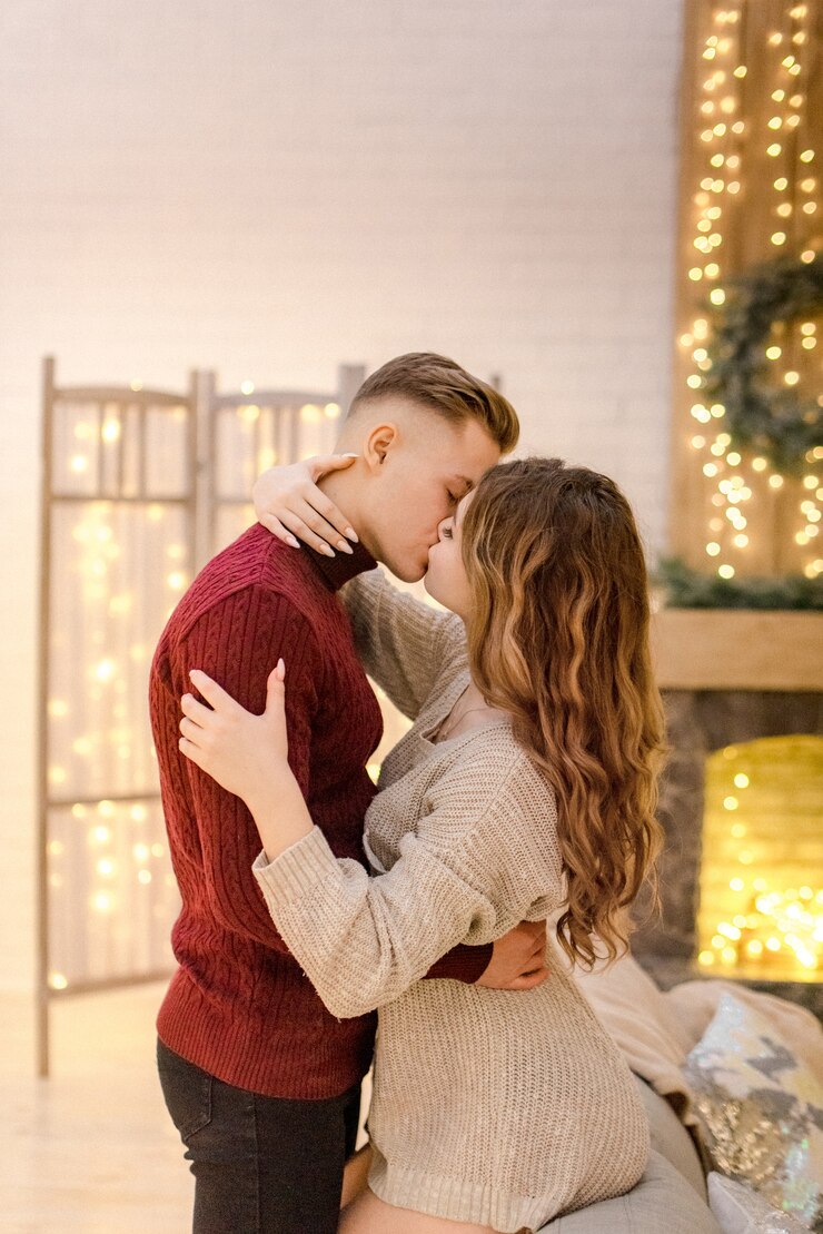 Casal se abraçando em casa na véspera do natal