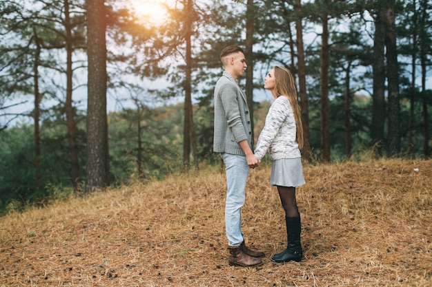 Casal se abraçando em uma floresta