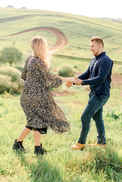 Casal se abraçando no campo de verão