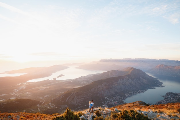 Casal se abraçando no panorama do monte lovcen kotor bay montenegro