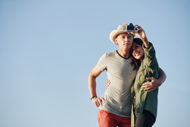 Casal se abraçando tirando uma selfie