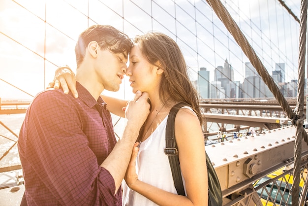 Casal se beijando em Nova York