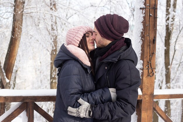 Casal se beijando em rua com neve no inverno