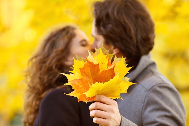 casal se beijando no parque outono