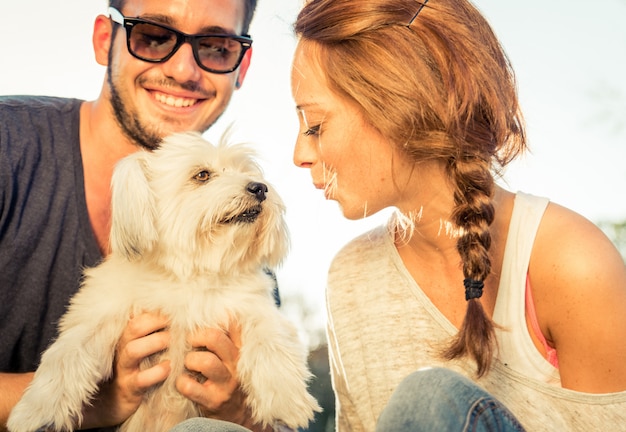 Foto casal se divertindo com seu cachorro