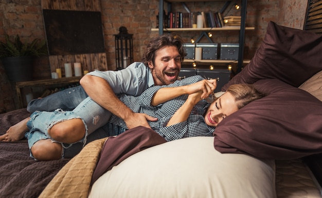 Casal se divertindo em casa