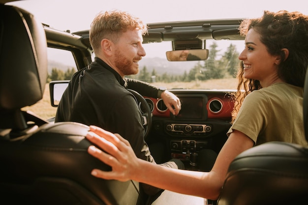 Casal se divertindo em roadtrip