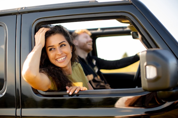 Casal se divertindo em roadtrip