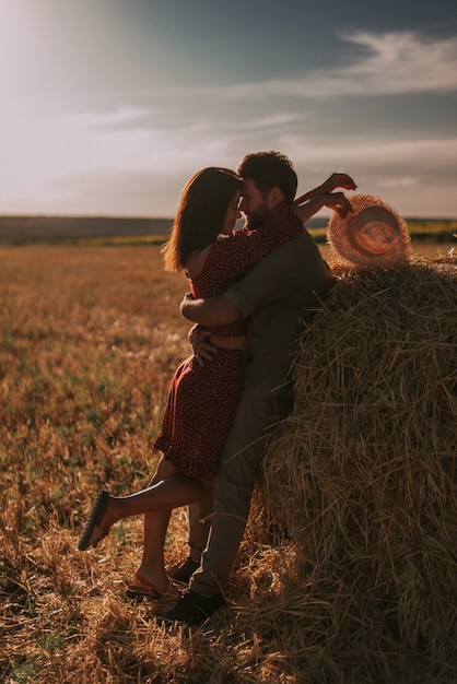 Casal se divertindo em um campo de verão