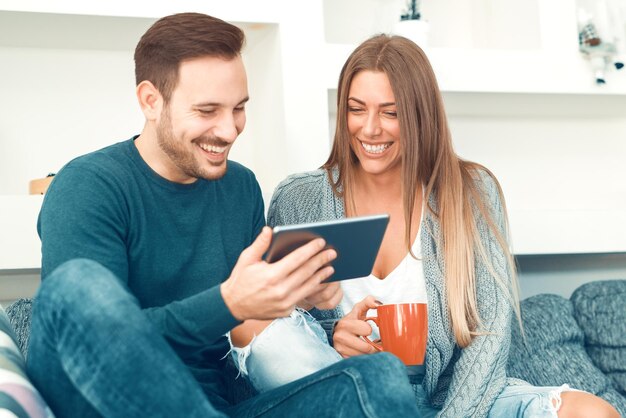 Casal se divertindo muito em casa